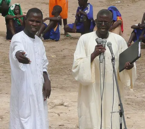 Thomas Gana Diouf (l’infatigable acteur culturel) intrduisant les troupes de dance