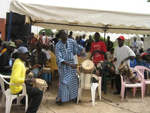 Assane Tama (le tambour major) et son équipe